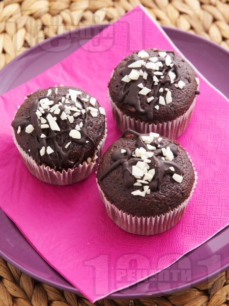 Вкусни шоколадови мъфини с ванилия, какао и парченца шоколад - снимка на рецептата